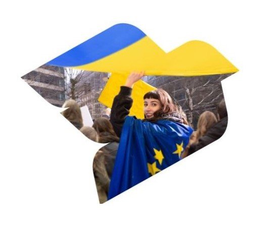 Nesta imagem vê-se uma mulher com uma bandeira da União Europeia às costas.